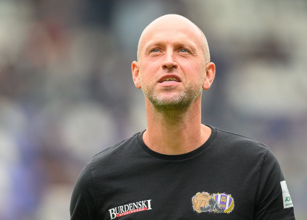 Aues Trainer Timo Rost steht im Stadion.