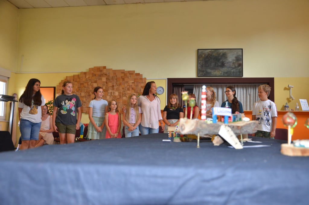 Die Magdeburger Künstlerin Katrin Knabe hatte in den Ferien einen Kunstworkshop für Kinder angeboten. Die jungen Schüler lernten sowohl Arbeiten mit Holz, Pinsel oder Schere. Dies war einer von drei Kursen, die der Treff in den Ferien angeboten hatte. Doch nicht nur in den Ferien werden Kurse angeboten. Damit das auch in Zukunft so bleibt, bedarf es finanzieller Unterstützung.