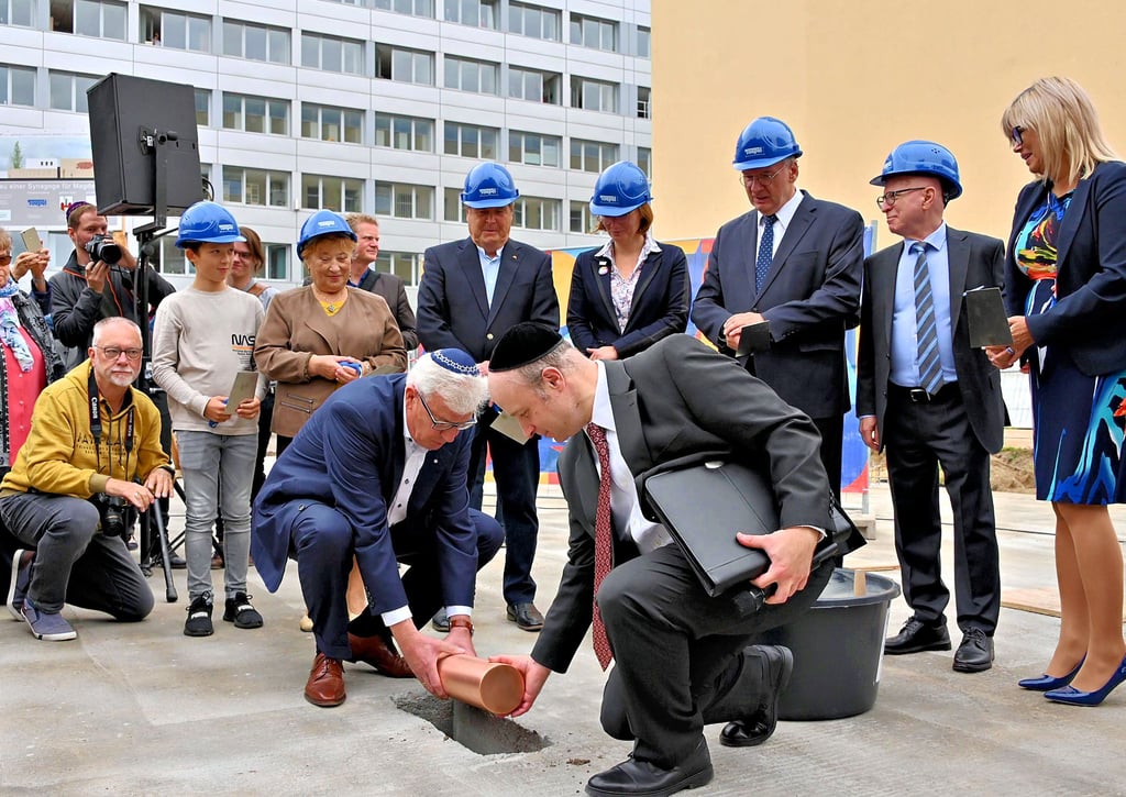 Helmut Seibert (Vorstandsmitglied des Fördervereins/l.) und Landesrabbiner Danile Fabian versenken die Kapsel mit Dokumenten und Zeitzeugnissen bei der Grundsteinlegegung für die Synagoge in Magdeburg.