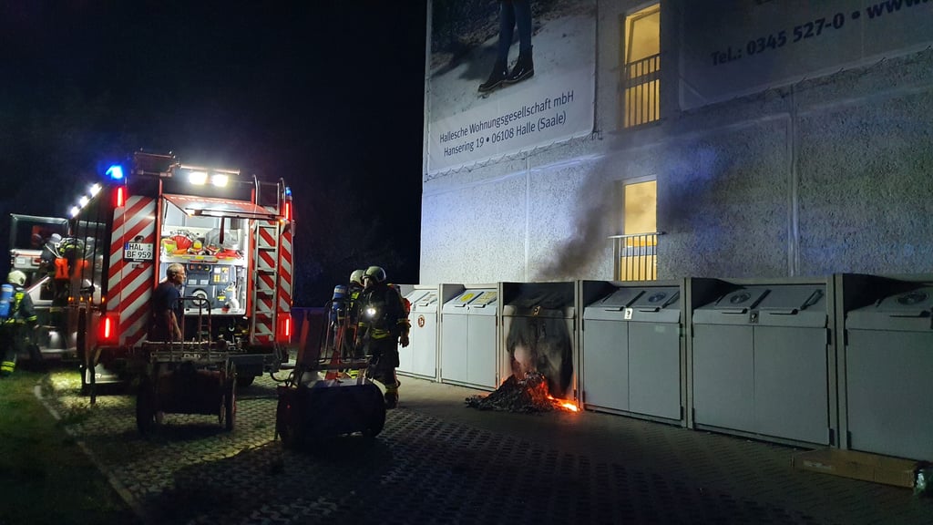 Es brannte Abfall neben dem Wohnblock. Ein Wohnungsbrand gab es nicht.