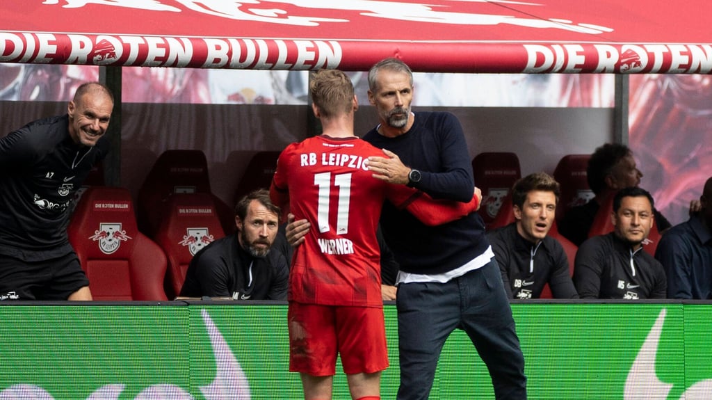 Timo Werner wird von Marco Rose bei einer Auswechslung umarmt.