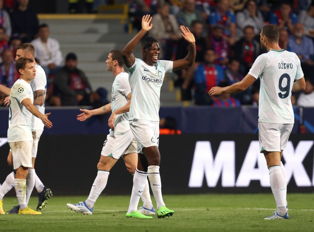 Inter Mailands Denzel Dumfries (M) erzielte den Treffer zum 2:0.