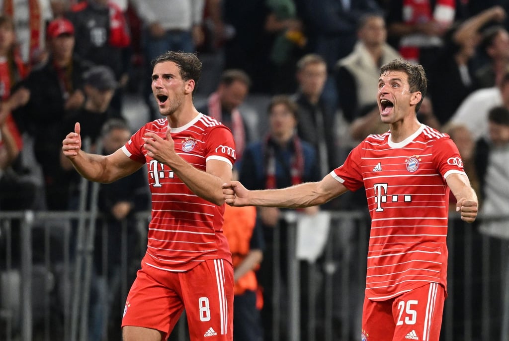 Leon Goretzka, (l) und Thomas Müller jubeln nach dem Bayern-Sieg gegen den FC Barcelona.
