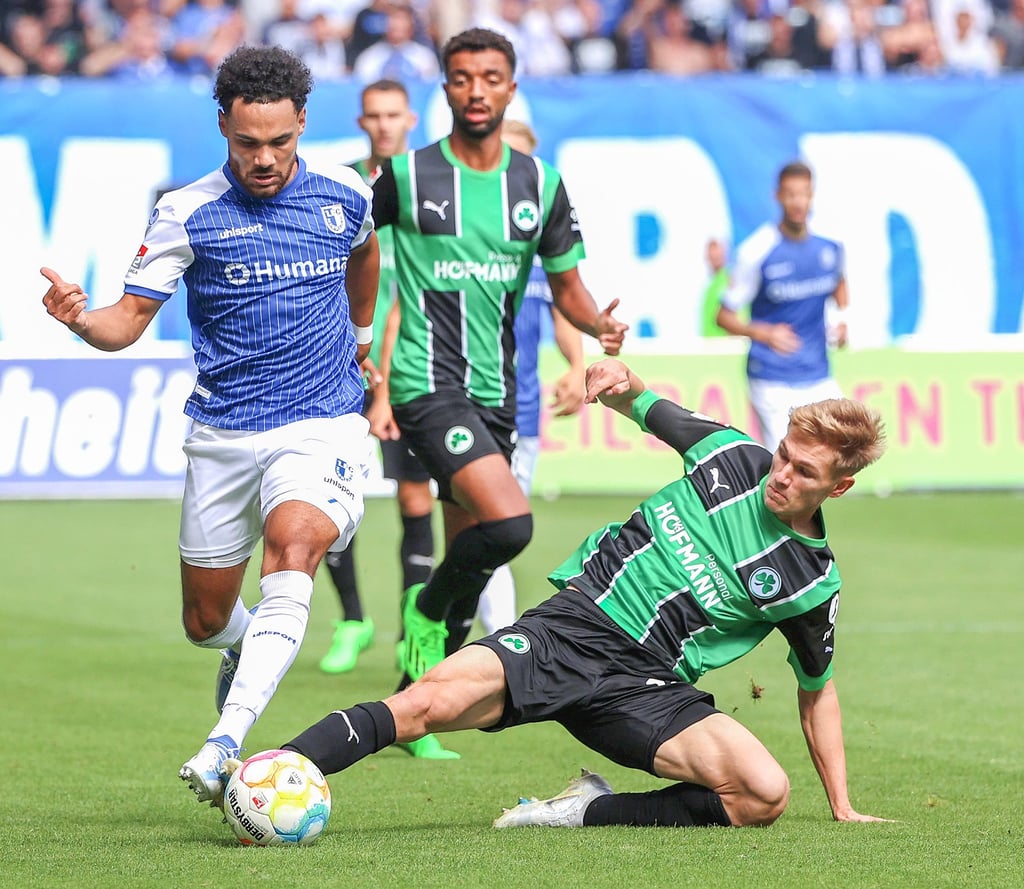 Das sind genau seine Situationen: Geschwindigkeit aufnehmen, dribbeln und Druck machen. Herbert Bockhorn (l.), hier gegen Greuther Fürths Marco John, will die rechte FCM-Seite bereichern.