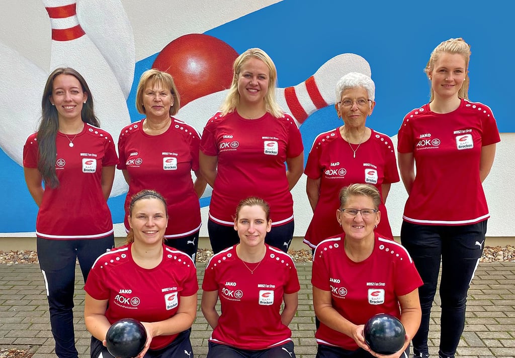 Die Frauen des SKV Rot Weiß Zerbst starten zu zwölft in die neue Spielzeit der 2. Bundesliga Ost. Marie-Louise Pfeiffer, Karin Leps, Anja Heydrich (Teamleiterin), Dorlies Krebs, Jördis Schulze (hinten von links), Petra Böhner, Sandra Grießhammer und Christine Neuendorf (vorn von links) präsentieren die gewonnenen Trikots. Es fehlten: Maria Wassersleben, Lisa Zapke, Tanja Dayß und Christel Glang.