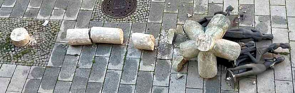 Auf dem Martin-Luther-Platz neben dem Rathaus war die Heinrich-Apel-Skulptur angefahren worden und stürzte daraufhin um.