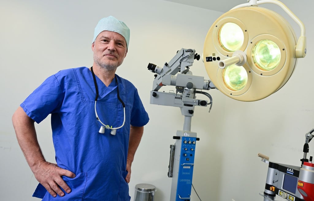 Urologe Marc Armbruster in seiner Praxis.