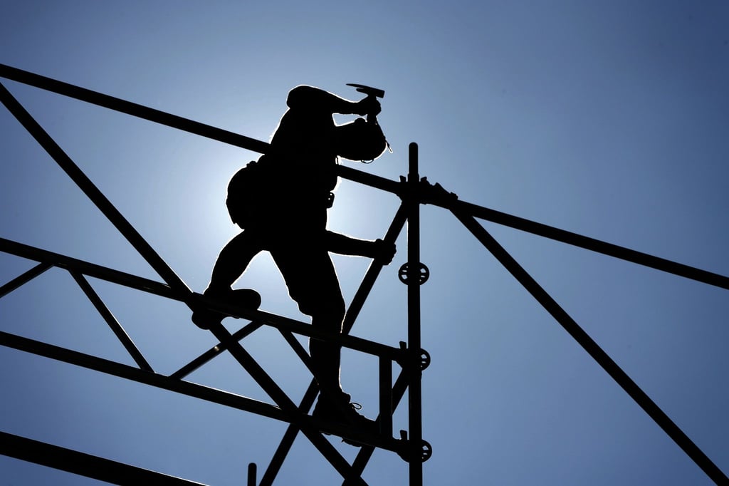 Jetzt bloß vorsichtig sein! Wer in der Familie beim Hausbau aushilft, ist nicht über die gesetzliche Unfallversicherung abgesichert.