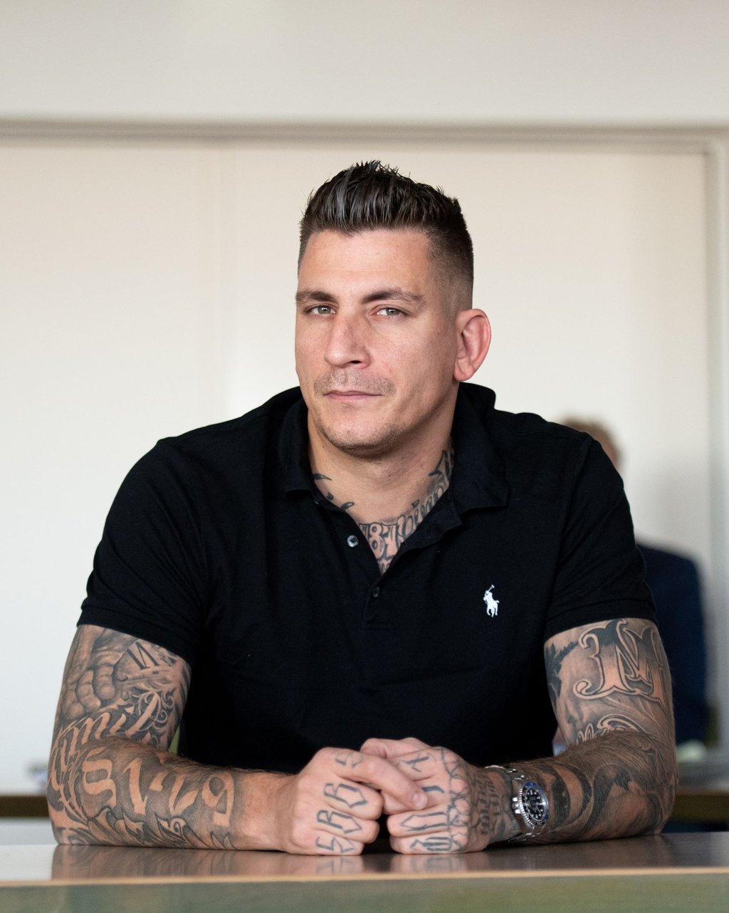 Rapper Gzuz (bürgerlich Kristoffer Jonas Klauß) sitzt in einem Gerichtssaal im Landgericht.