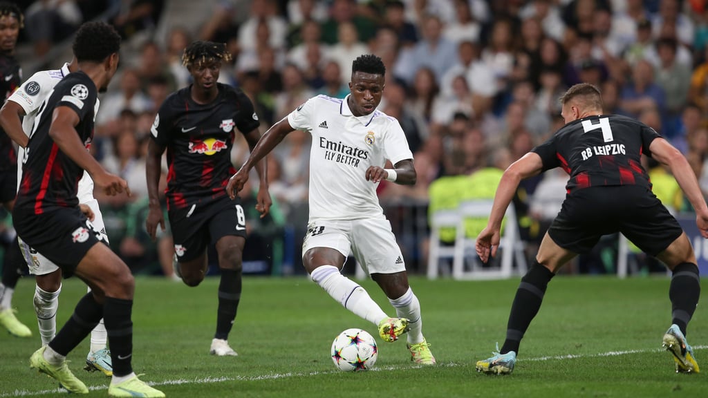 Von drei RB-Spielern umringt: Vinicius Junior.
