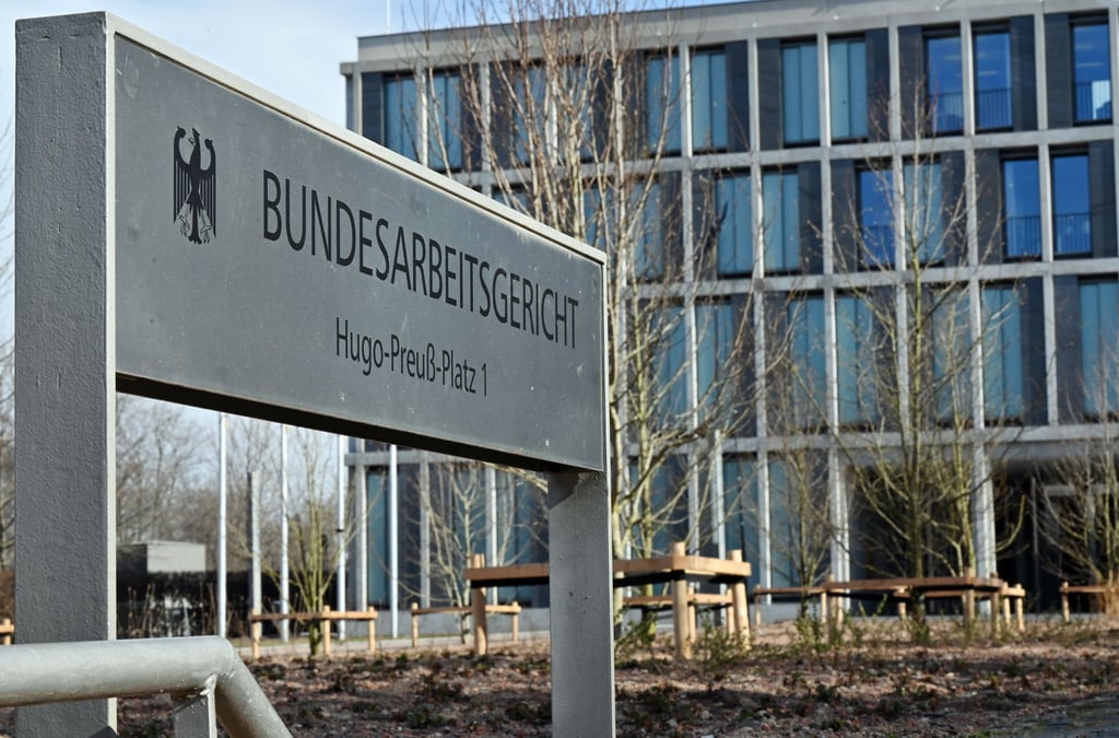 „Bundesarbeitsgericht“ steht auf dem Schild.