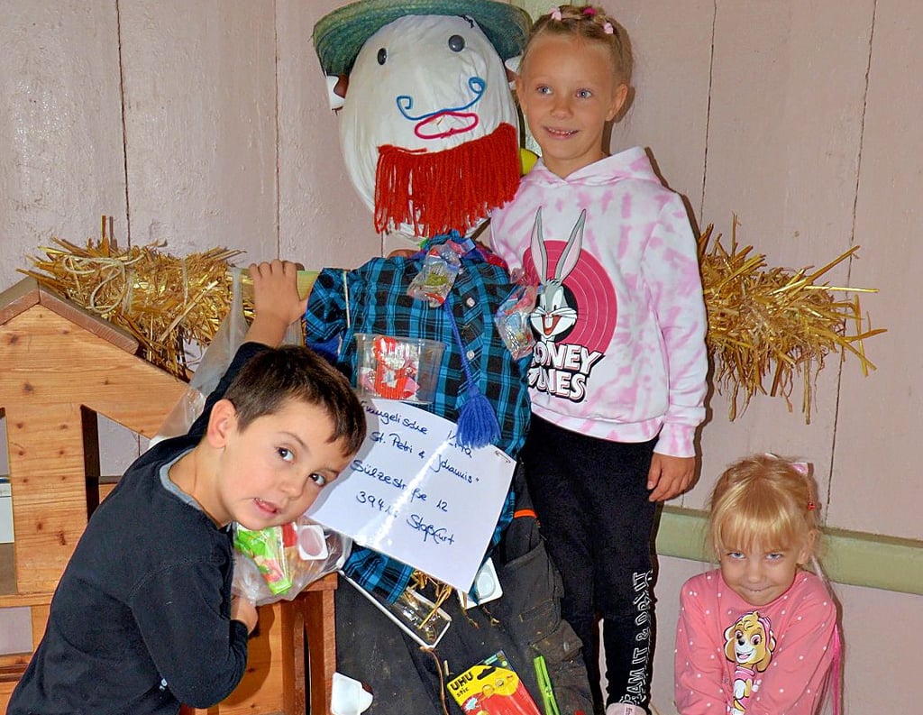 Mit diesem Müllschrat beteiligen sich Theodor, Stella (oben) und Maya mit ihrer Kita St. Petri und Johannis am Strohpuppenwettbewerb zum Tag der Regionen am 25. September in Staßfurt.