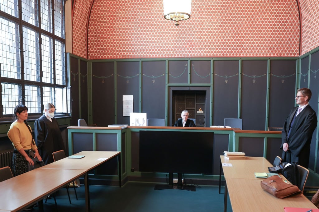 Die Klägerin Gabrielle L. (l-r) und weitere kommen zu einer Verhandlung ins Landgericht Berlin.