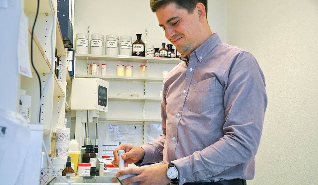 Apotheker Martin Roschig von der Rabenapotheke muss mit seinem Team zurzeit ab und zu selbst Medikamente anrühren. Grund dafür sind Lieferschwierigkeiten einiger Arzneien, wie zum Beispiel Fiebersäfte.