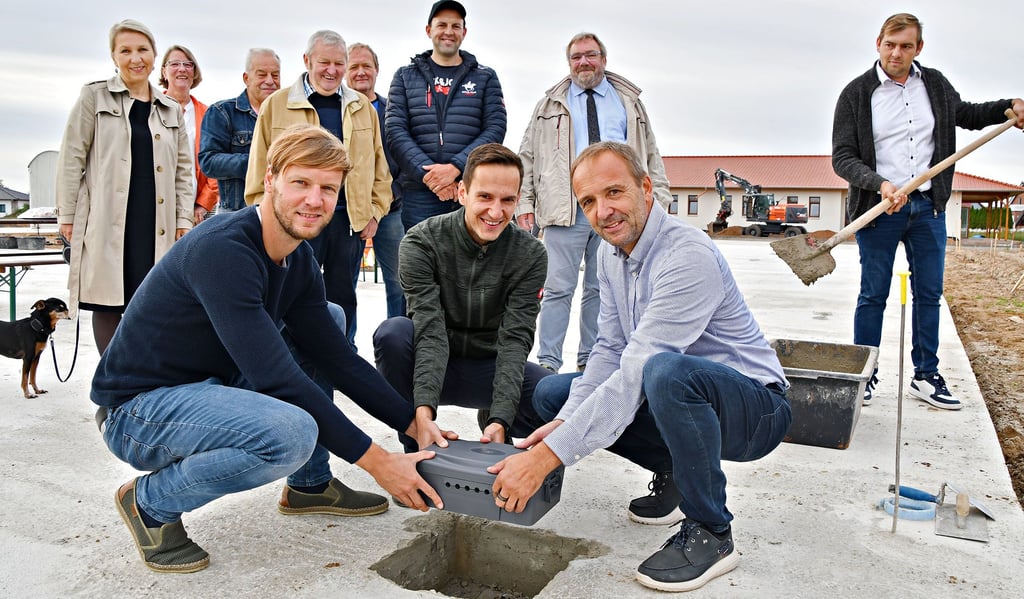 Investor Detlef Pfeiffer (vorn; r.), der mit seinen Söhnen Marc (l.) und Tim den Familienbetrieb Drei FFF Immobilien GmbH führt, legt mit Hilfe seiner beiden Söhne den Grundstein für die neue Seniorenwohnanlage Am Lehmweg in Oebisfelde.