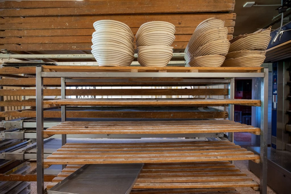 Leere Regale und Backformen stehen in einer Bäckerei.
