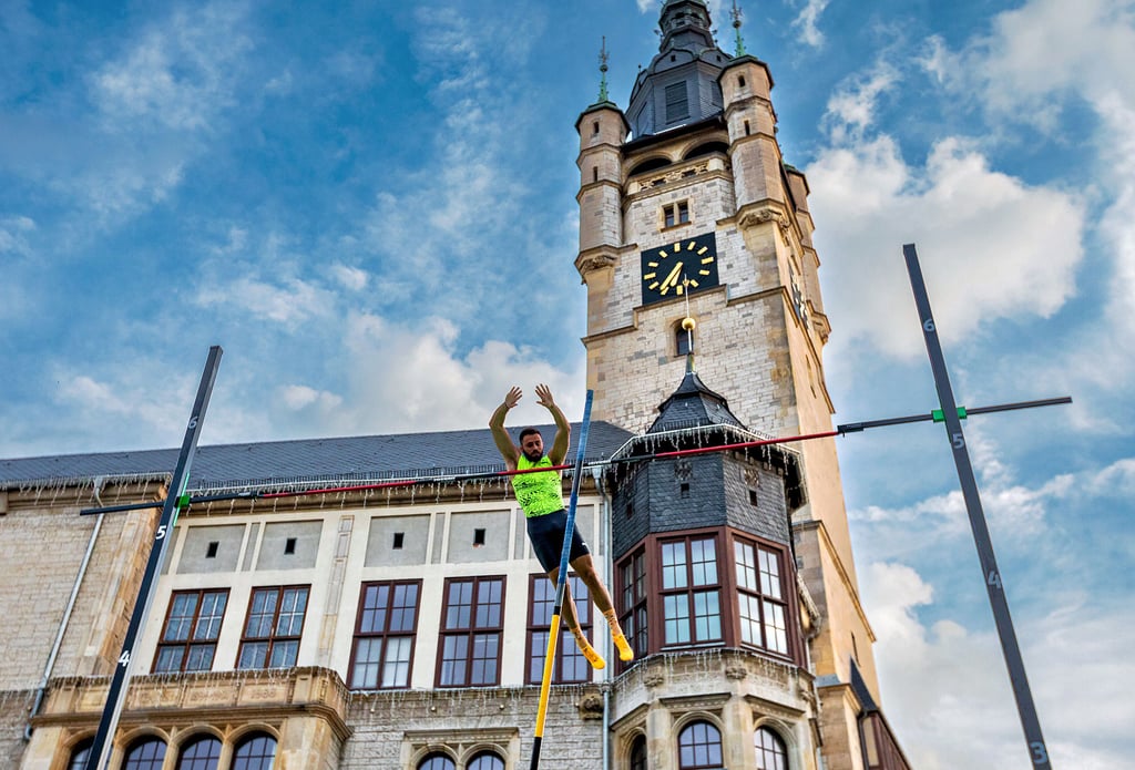Hochklassiger Sport vor toller Kulisse: Stabhochsprung vor dem Rathaus.