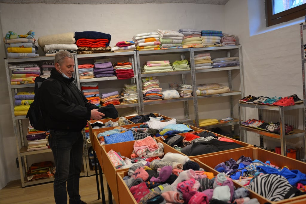 Bernd Tudyka schaut sich im Verkaufsraum der Kleiderkammer im Haus der Diakonie in Halberstadts Bödcherstraße um.