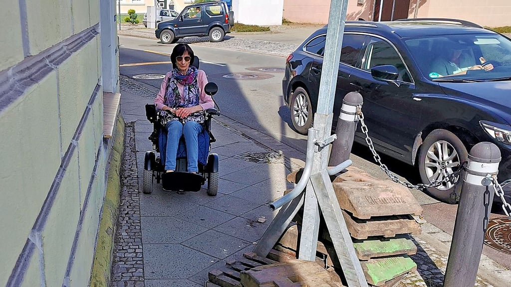 Erika Blenk kommt mit ihrem Rollstuhl nicht von der Bahnhofstraße in die Oebisfelder Straße. Eine Ampelanlage verhindert das schon seit Ende Mai. Die Frau hofft auf eine baldige Lösung.