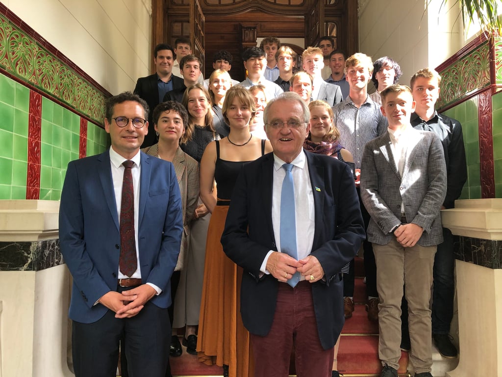 Rainer Wieland (vorn rechts), nahm sich als Vize-Präsident des EU-Parlements am Mittwoch Zeit für die Schüler aus Halle.