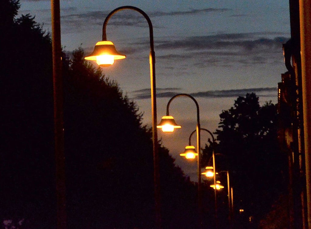 Die Energiekrise lässt die Stromkosten für die Straßenbeleuchtung weiter steigen – Einsparungen sind notwendig.