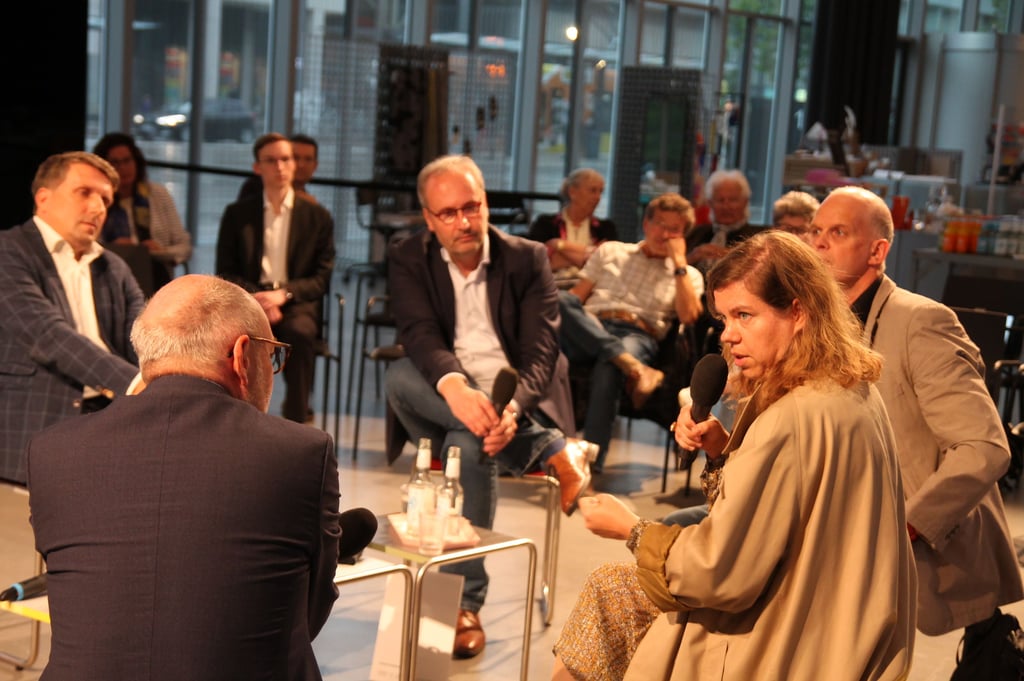 Fehlt dem Osten die Stimme in bundesdeutschen Medien? Darüber diskutierten der Medienjournalist Lutz Mükke (links), MZ-Chefredakteur Marc Rath (Mitte), Jeannette Gusko vom "Netzwerk 3te Generation Ost" und der Journalistik-Professor Sebastian Köhler (rechts).