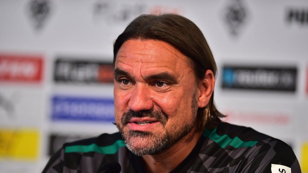 Borussia-Trainer Daniel Farke sieht sein Team noch nicht auf Augenhöhe mit RB Leipzig.
