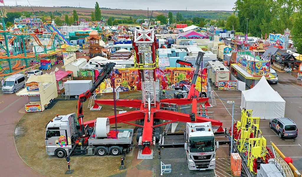 Hier wird der 85 Meter hohe „Free Fall Tower“ aufgebaut.