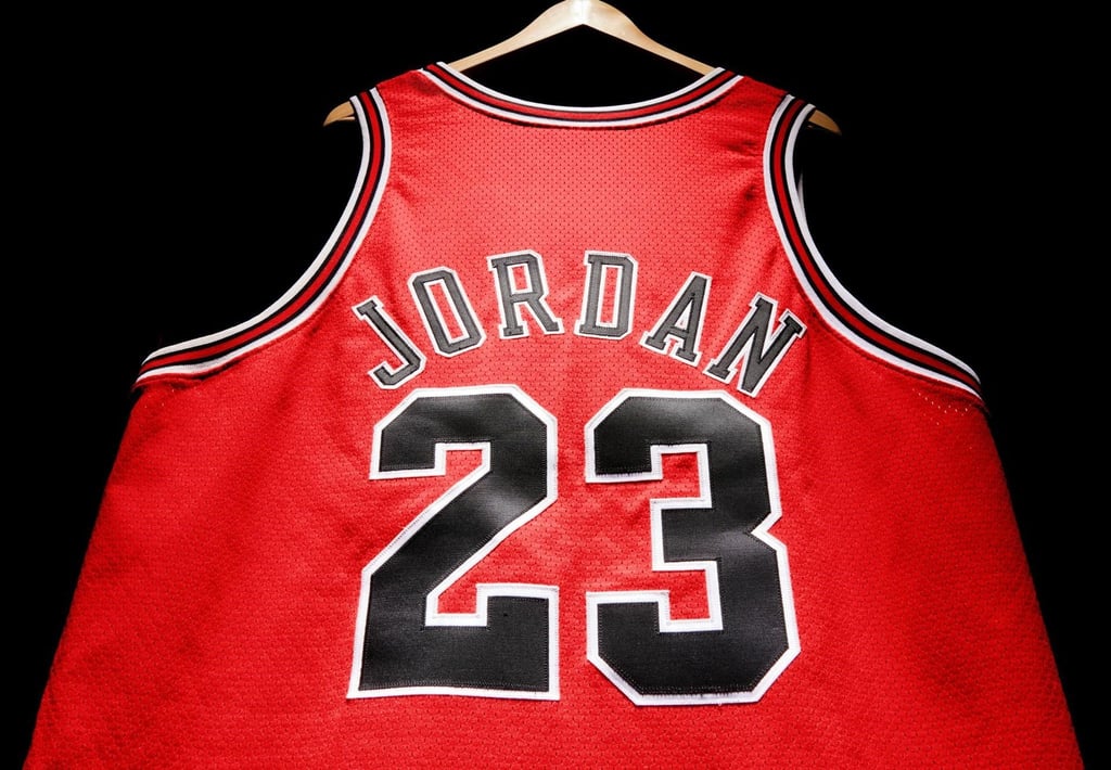 Ein Trikot der Basketball-Legende Michael Jordan ist in New York für die Rekordsumme von rund zehn Millionen Dollar versteigert worden.