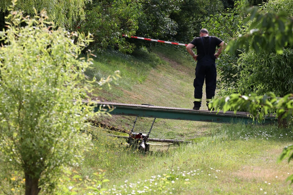 Ein Feuerwehrmann steht am Unfallort.