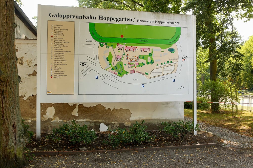 Schild mit Lageplan von der Rennbahn Hoppegarten.