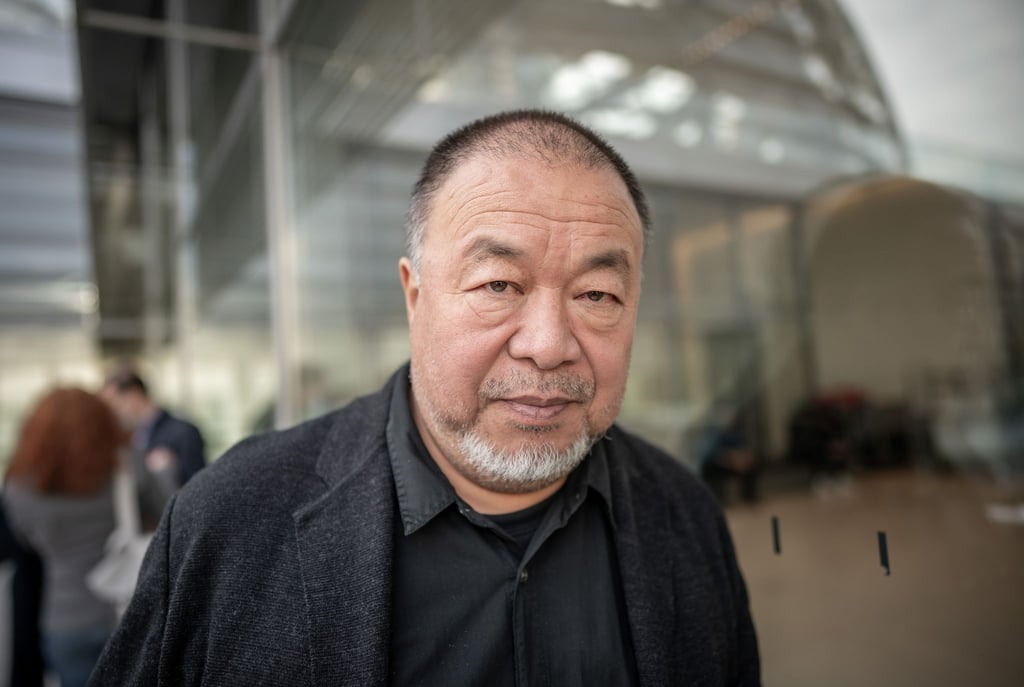 Ai Weiwei, Künstler und Menschenrechtsaktivist, steht auf der Fraktionsebene des Bundestags.