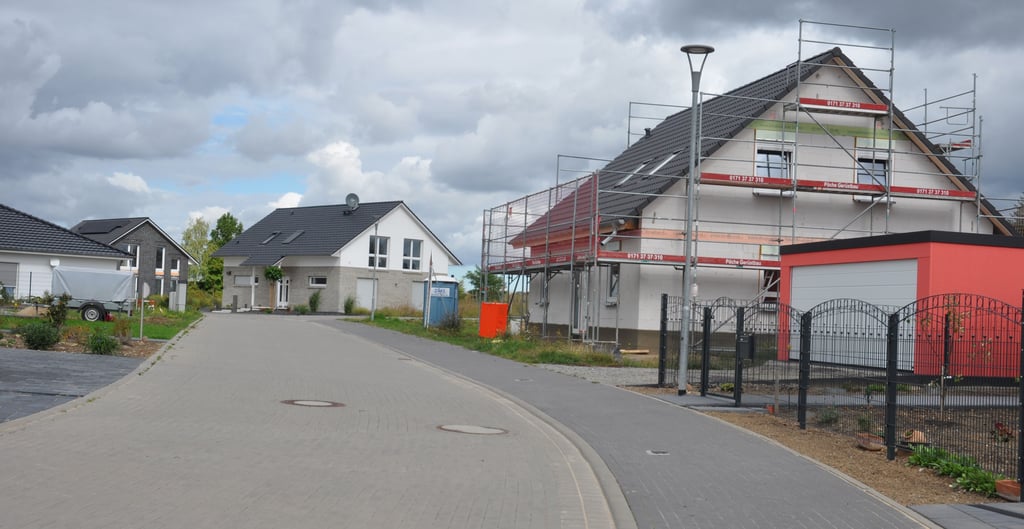 Im Frühjahr 2019 begann die Erschließung des neuen Baugebietes an der Bertolt-Brecht-Straße in Gardelegen. Auch das Gebiet liegt ideal – am Stadtrand im Grünen und doch zentrumsnah. Mittlerweile sind fast alle Bauplätze bebaut oder verkauft.