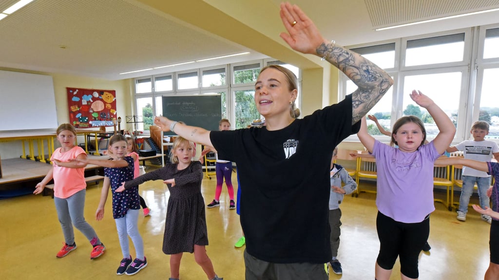 Beim Projekt „Wir bewegen Schule“ zeigt die Tanzlehrerin den Kindern der Grundschule Pfeilergraben die ersten Schritte.