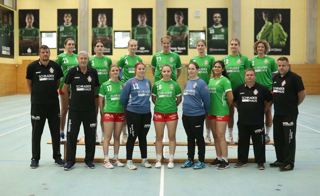 Sie gehen in das Abenteuer Mitteldeutsche Oberliga (h. v. l.): Anne-Lotte Kramß, Charlene Paul, Celine Werner, Kathrin Sill-Beust, Jenny Mrutzek, Hanna Köllner, Patrizia Alberts und (v. v. l.) Co-Trainer Michael Jahns, Trainer Harry Jahns, Annika Titsch, Michelle Pape, Franka Schramm, Johanna Weber, Katrin Maria Halloul sowie die Betreuer Carsten Schulz und Marcel Beust. Es fehlt: Emma Jahns.