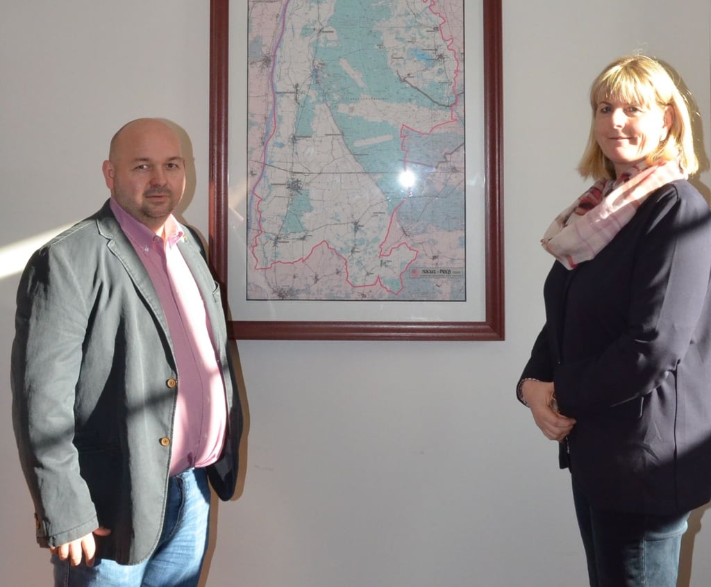 Bürgermeisterin Steffi Friedebold mit Kämmerei Michael Sanftleben vor der Landkarte der Verbandsgemeinde in ihrem Arbeitszimmer.
