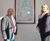 Bürgermeisterin Steffi Friedebold mit Kämmerei Michael Sanftleben vor der Landkarte der Verbandsgemeinde in ihrem Arbeitszimmer. 