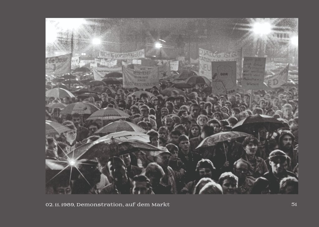 Am zweiten November 1989 haben tausende Menschen auf dem Markt in Halle gegen das DDR-Regime demonstriert.