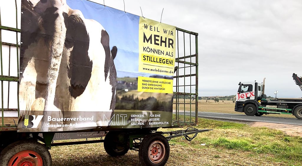 Mit großen Plakaten an Hängern machen die Bauern des Landesverbandes Sachsen-Anhalt ihre Sicht deutlich.