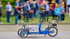 Das autonome Lastenrad „AuRa“ fährt auf dem Campus der Otto-von-Guericke Universität Magdeburg an den Gästen der Abschlussdemonstration vorbei.