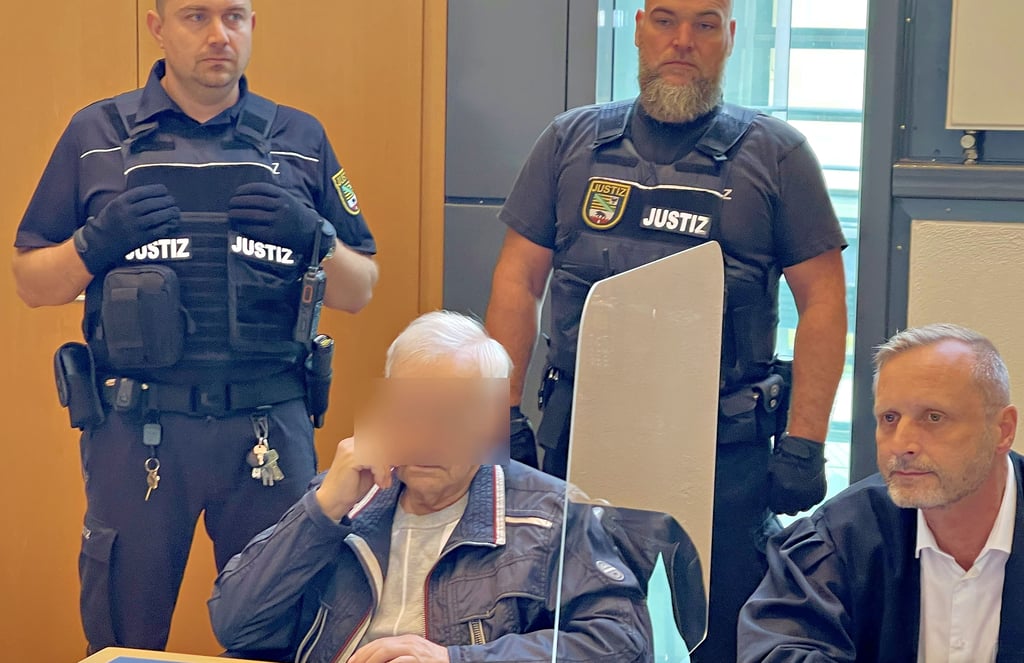 Der 76-jährige Beschuldigte neben seinem Anwalt.