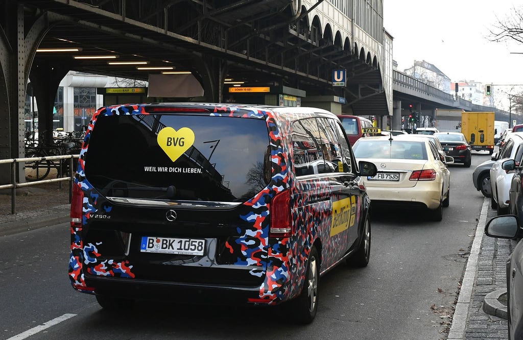 Ein Van vom des BVG-Fahrservice fährt auf einer Straße in Kreuzberg.
