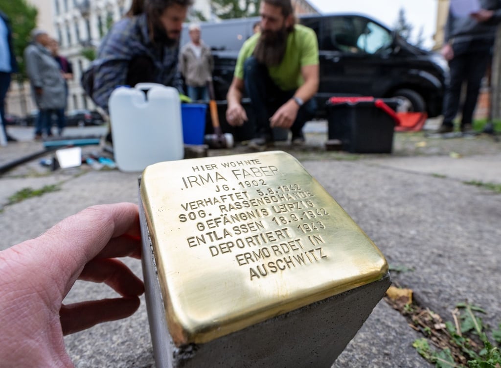 Ein Stolperstein für Irma Faber wird auf dem Bürgersteig in der Mariannsnstraße in Leipzig verlegt.