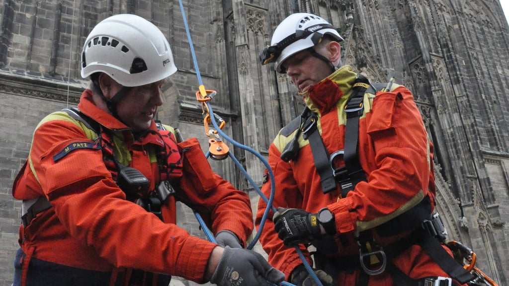 Mehrere Seile verbanden den Nordturm des Magdeburger Doms mit dem Platz davor. Sie wurden unter anderem dazu genutzt, um Material wie Leitern und eine Trage in die Höhe zu bringen.