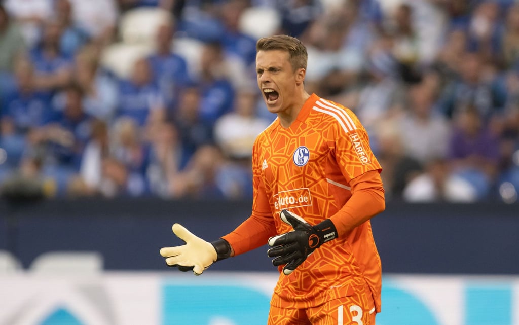 Torhüter Alexander Schwolow trifft mit dem FC Schalke 04 am Wochenende auf Borussia Dortmund.