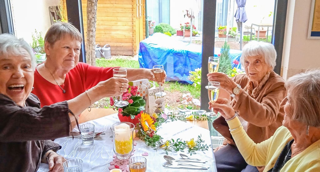 Gertrud Wechsel (2.v.r.) stößt mit Karin Sommerfeld, Anne Schöffel und Angela Gronau (v.l.) auf ihren 103. Geburtstag an.