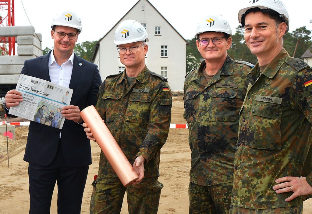 Vor der Grundsteinlegung in Burg wird eine Zeitkapsel gefüllt. Den Akt vollziehen unter anderem (v.l). Stefan Dreßler (Vize-Landrat), Silvio Koch (Baumanagement Strausberg), Roland Bögel (Regimentskommandeur) und Thorsten Fennel (Bataillonskommandeur).