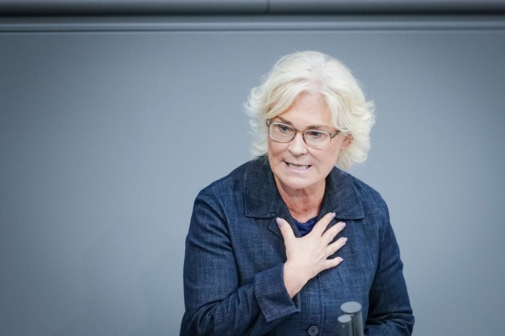 Christine Lambrecht (SPD) nennt Details zu neuen Waffenlieferungen in die Ukraine.