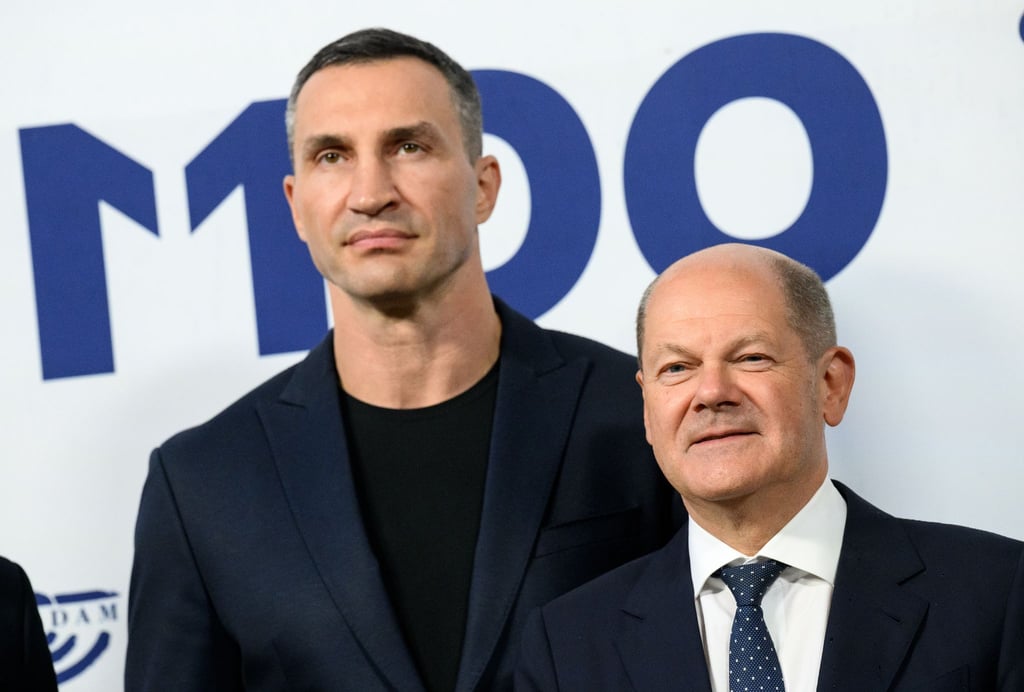 Wladimir Klitschko und Bundeskanzler Olaf Scholz (SPD) bei der Verleihung des M100 Media Awards.