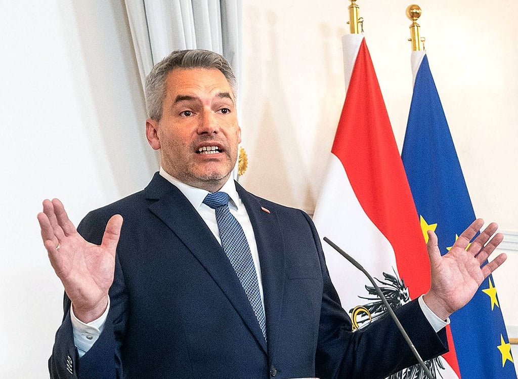 In Erklärungsnot: Österreichs Bundeskanzler Karl Nehammer und seine Regierung stehen wegen Zahlungen an Tote in der Kritik.